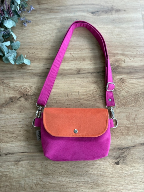 Stylkowa mini saszetka dopasuję się do każdej stylizacji. 