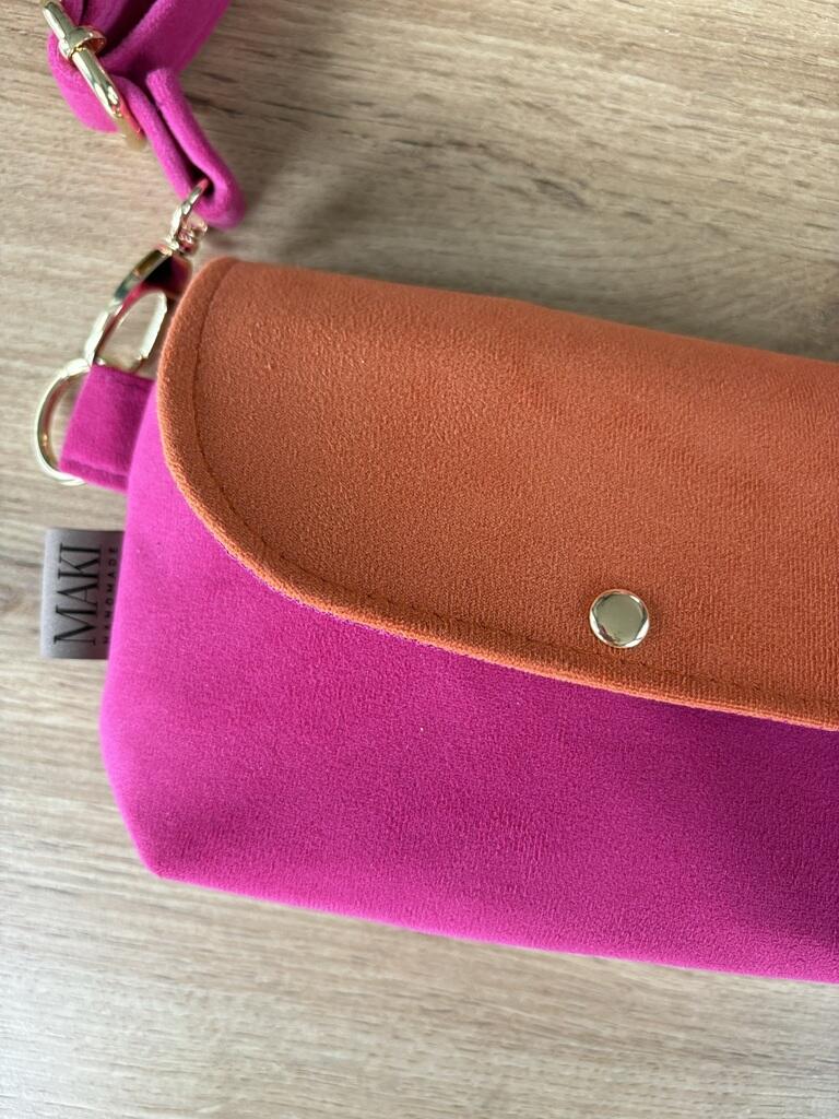 Różowa mini torebka damska z zamszu na ramię, z klapką i metalowym zapięciem — elegancki dodatek do codziennych stylizacji